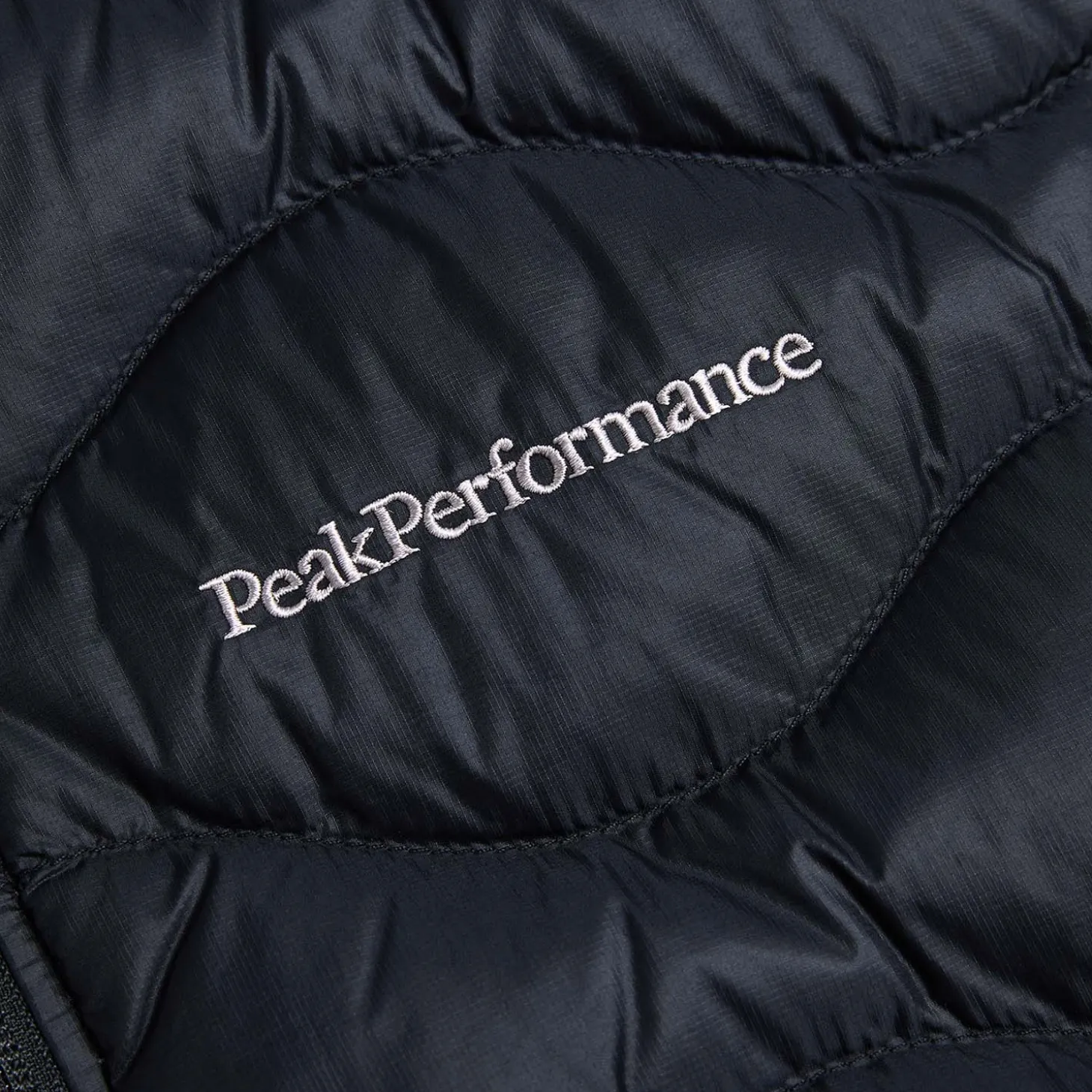 M Helium Down Vest Musta