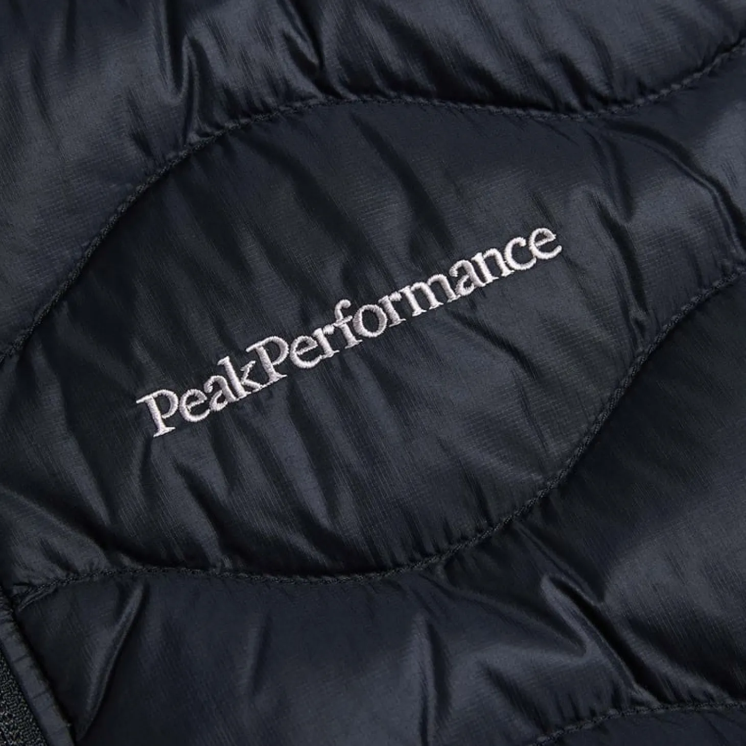 M Helium Down Vest Musta