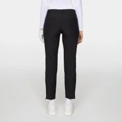Pia Pant Musta